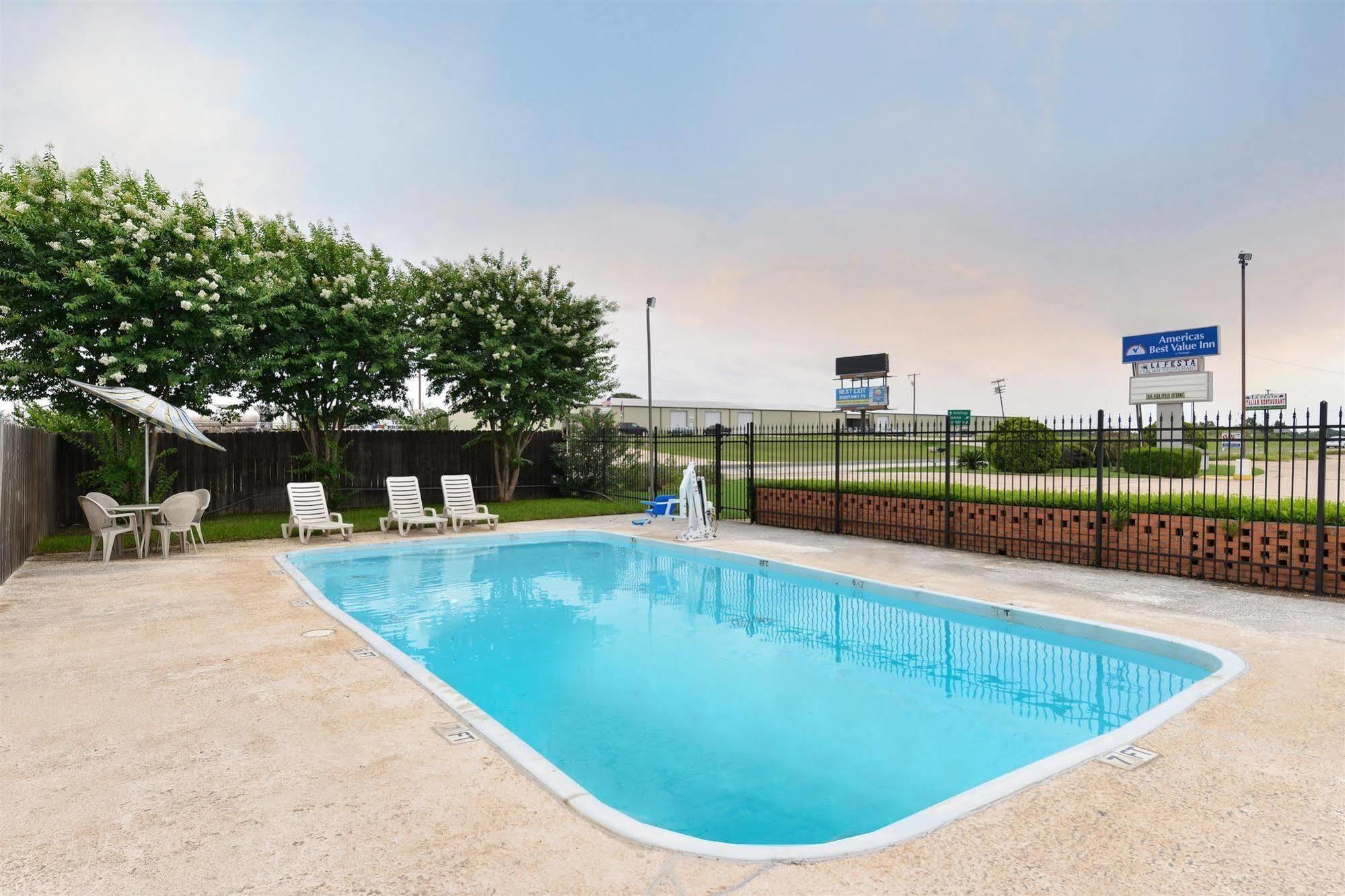 Surestay Hotel By Best Western Rockdale Exteriör bild